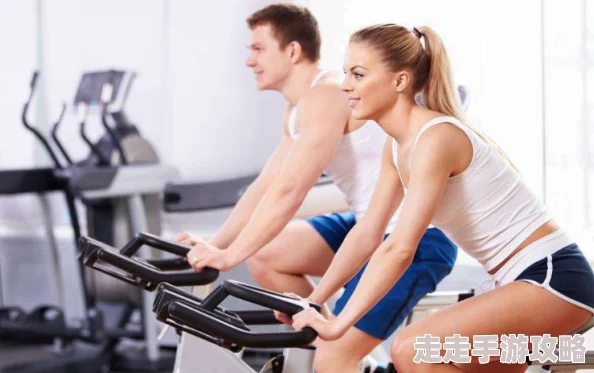 日日操夜夜操天天操，震惊！某知名健身教练因过度训练导致身体严重受损，引发全民关注健康问题！
