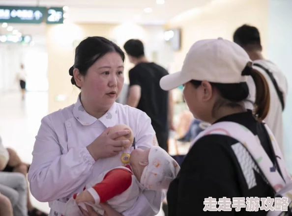 美女喂奶三级：近日，社交媒体上热传一段视频，引发网友热议，讨论母乳喂养的健康与美丽之间的关系